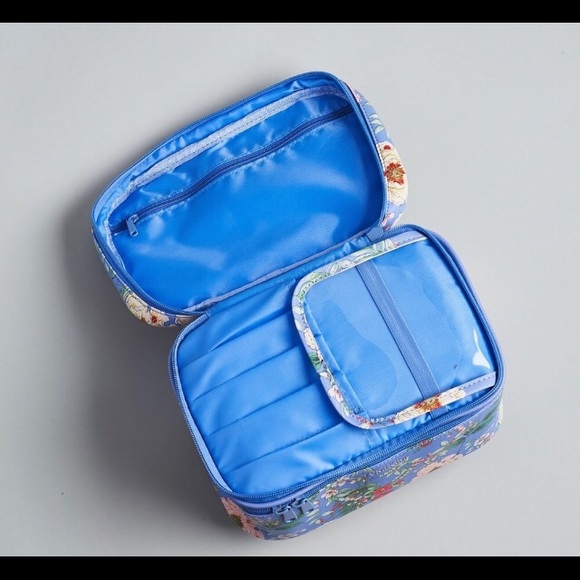 ☘️Travel bag NWT☘️ - Picture 2 of 5